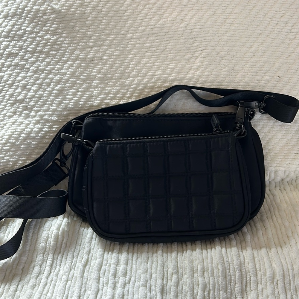 IHKWIP black detachable pouchs in black.